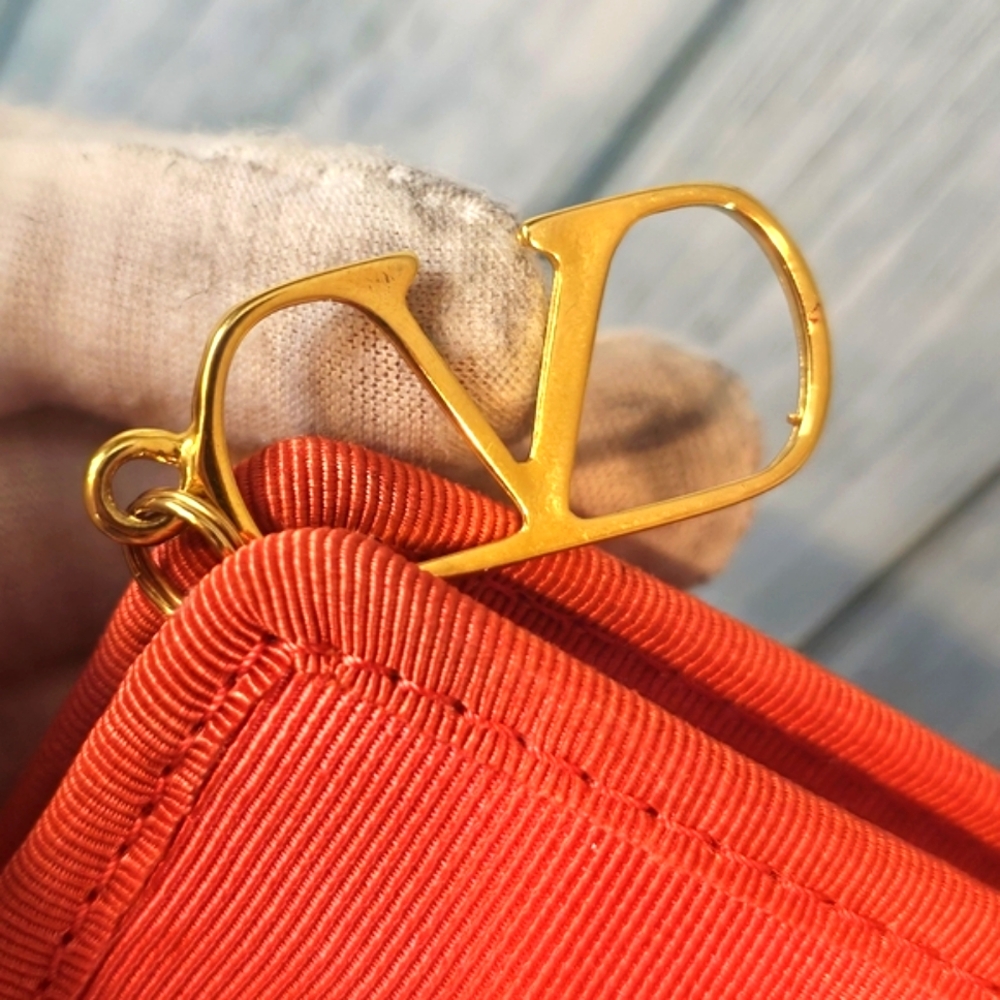 π₯Valentino Garavani Clutch/Zippered Vintage Canvas Coral Red Bagπ₯ - Picture 3 of 15